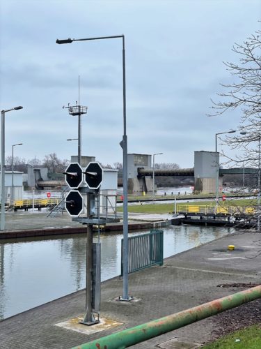 Einfahrtssignal in die Schleuse