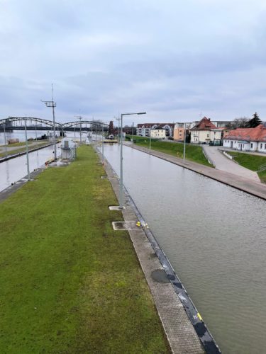 Draufsicht auf die Schleusen-Anlage Kostheim