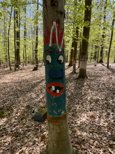 Bemalter Baum im Zauberwald Kelkheim