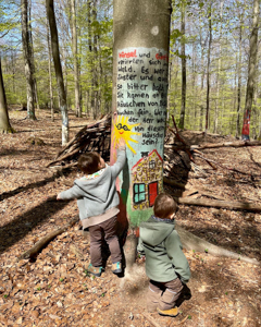 Bemalte Baumstämme im Zauberwald Kelkheim
