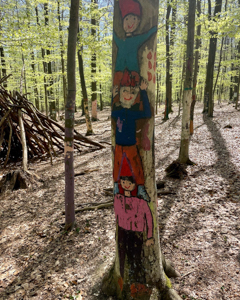Bunte Baumfigur im Zauberwald Kelkheim