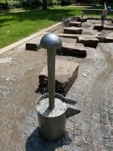Eine von vielen Pumpstellen auf dem Spielplatz 
 
