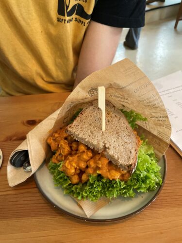 Veganes Sandwich im Café Wolke